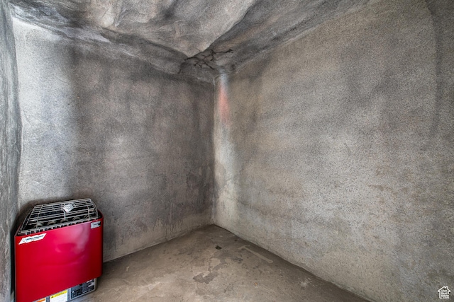 spare room featuring concrete flooring