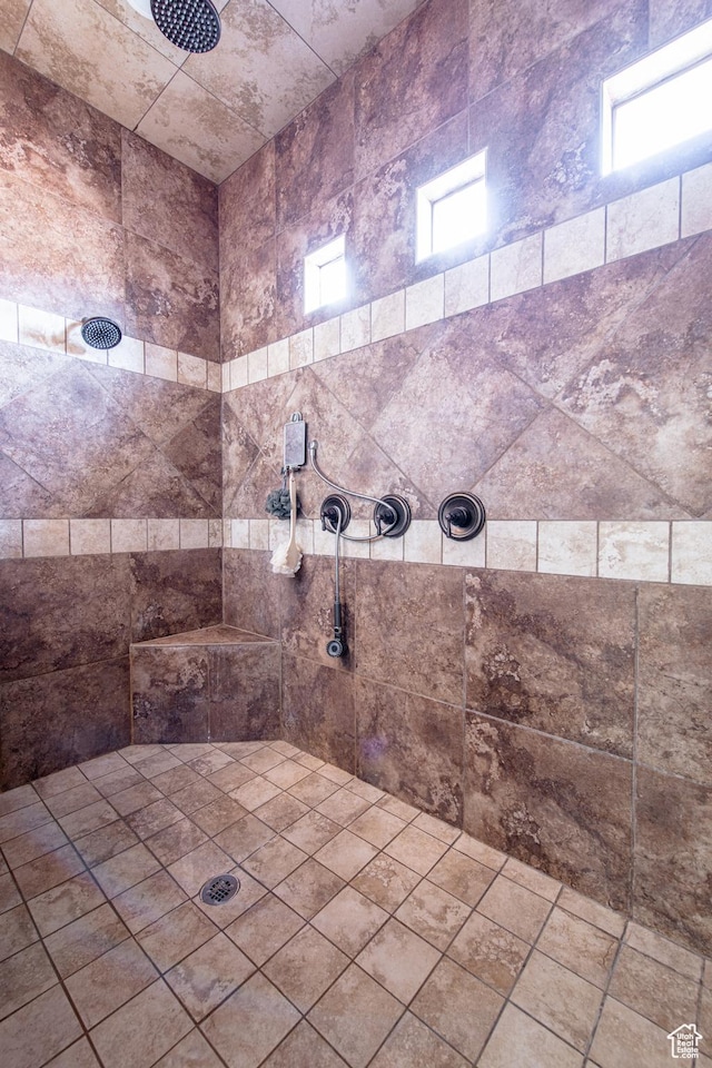 bathroom featuring a tile shower