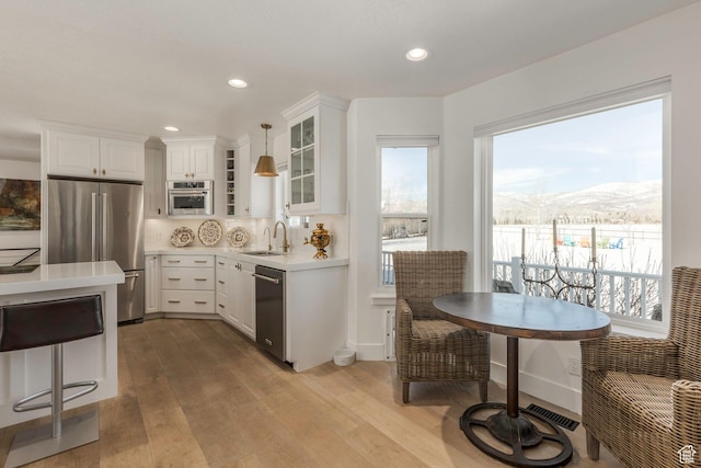 528 W Weber Canyon Rd, Oakley, UT 84055 - kitchen featuring stainless steel appliances, a sink, wood finished floors, plenty of natural light, and recessed lighting