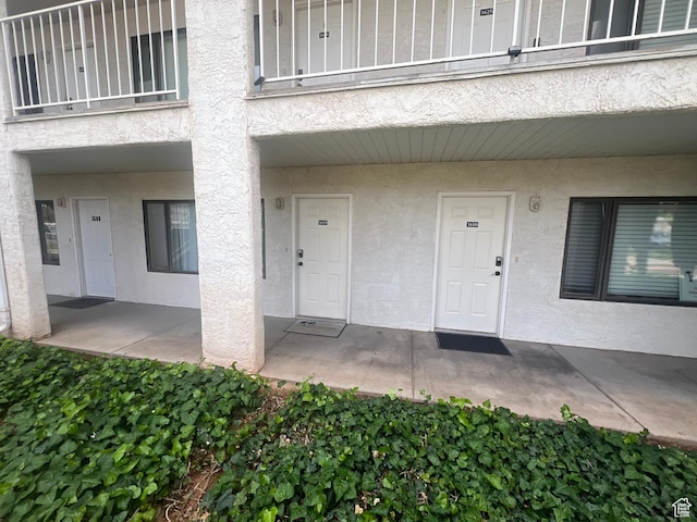 view of exterior entry featuring stucco siding