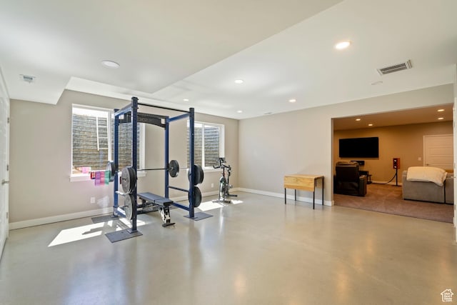 workout room with visible vents, a wealth of natural light, and baseboards