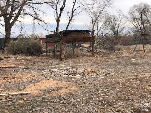 view of yard with an outdoor structure