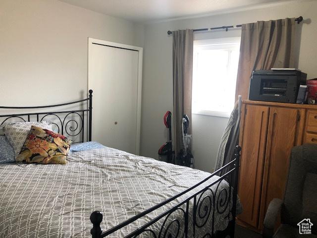 bedroom featuring a closet