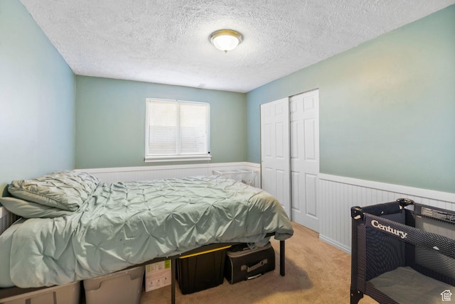1055 W 325 N, Hyrum, UT 84319 - bedroom featuring carpet floors, a closet, wainscoting, and a textured ceiling