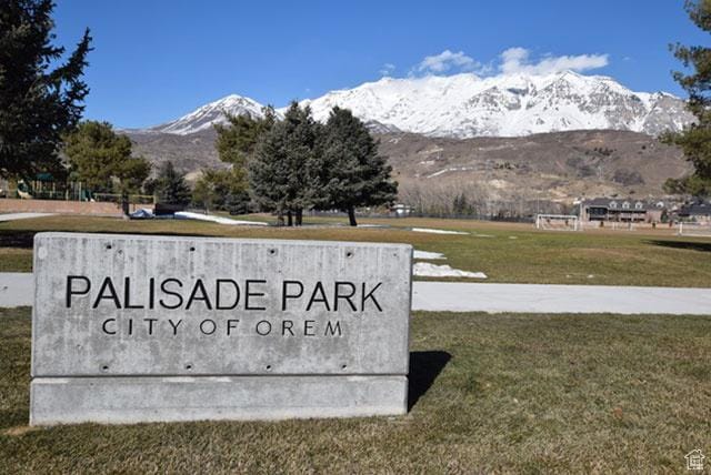 community / neighborhood sign featuring a mountain view