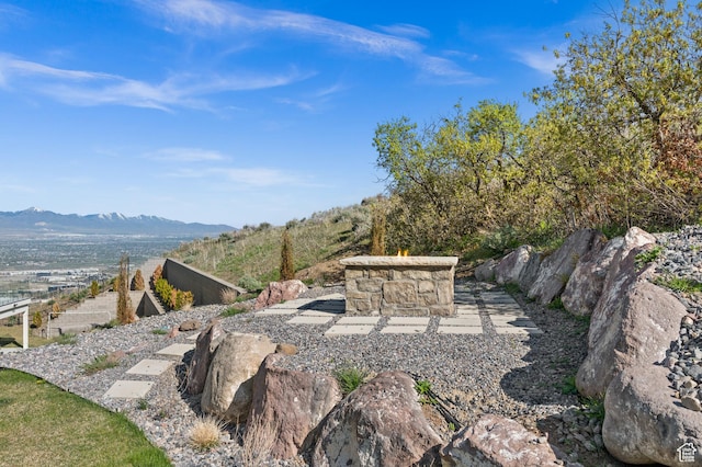 view of yard with a mountain view