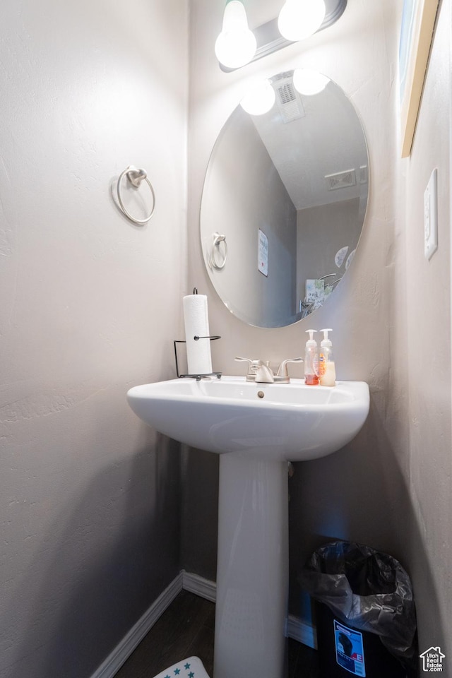 583 E 2680 S, Vernal, UT 84078 - bathroom featuring visible vents, a sink, and baseboards