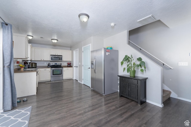 583 E 2680 S, Vernal, UT 84078 - kitchen with a sink, visible vents, appliances with stainless steel finishes, and dark wood finished floors