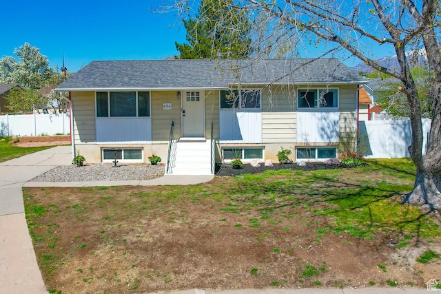 view of front of property featuring fence and a front lawn