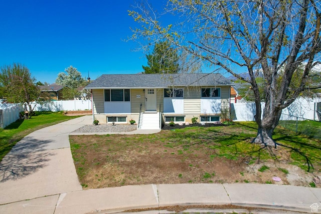 view of front of property featuring fence and a front lawn