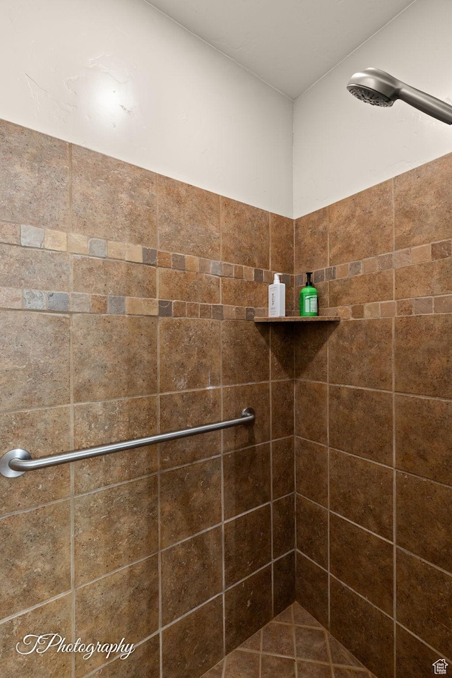 bathroom featuring a tile shower
