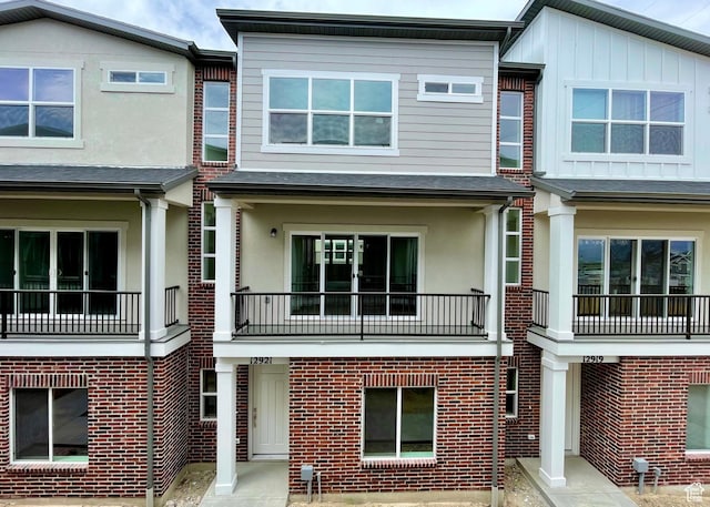 view of front of property with brick siding