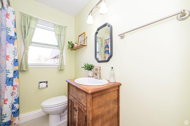 full bathroom featuring toilet, curtained shower, vanity, and baseboards
