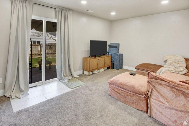 living area featuring visible vents, baseboards, carpet, and recessed lighting