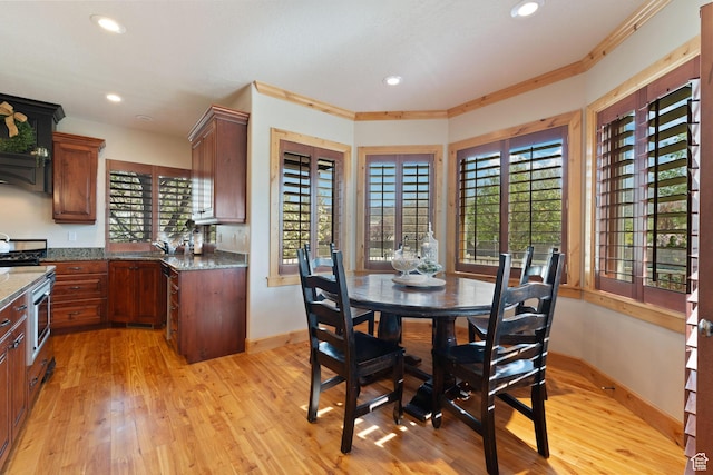 dining area featuring recessed lighting, baseboards, ornamental molding, and light wood-style flooring