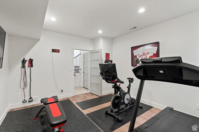 workout room with light wood-style floors, baseboards, visible vents, and recessed lighting