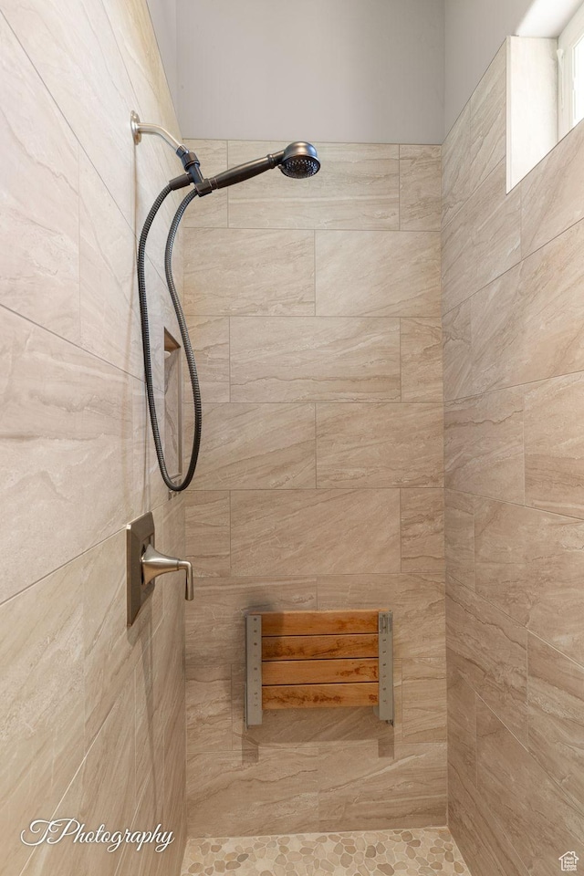 bathroom featuring a tile shower