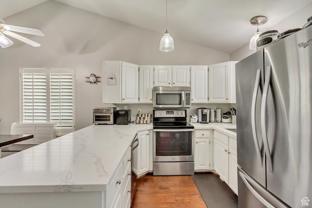 kitchen with dark wood-style flooring, a peninsula, lofted ceiling, appliances with stainless steel finishes, and ceiling fan