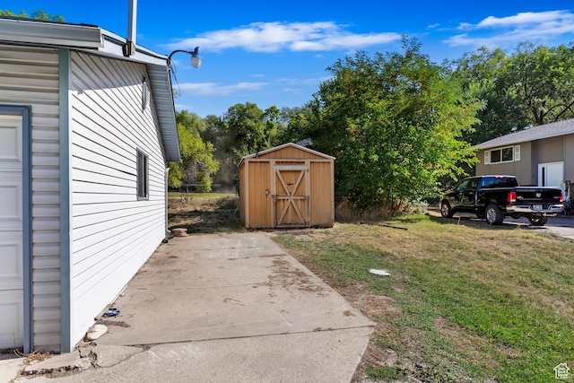 view of yard featuring an outbuilding and a storage unit