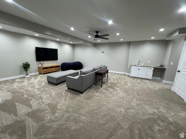 living area featuring recessed lighting, a ceiling fan, wet bar, and light carpet