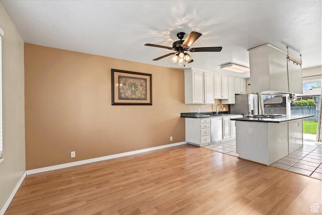 282 E 9545 S, Sandy, UT 84070 - kitchen with baseboards, dark countertops, a ceiling fan, stainless steel appliances, and light wood-style flooring