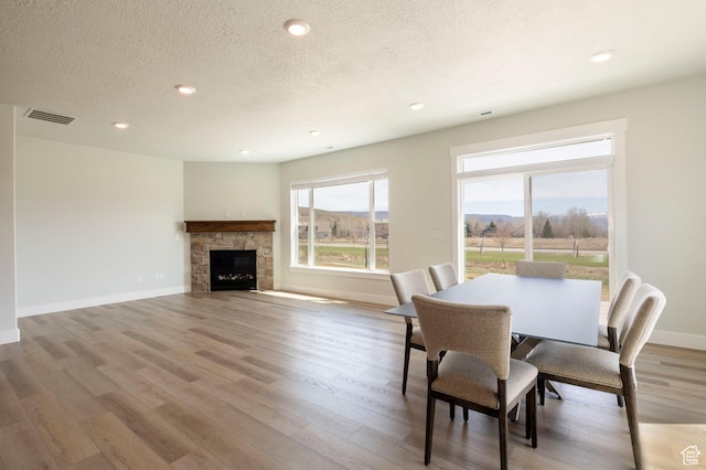 dining area with light wood finished floors, baseboards, visible vents, and recessed lighting