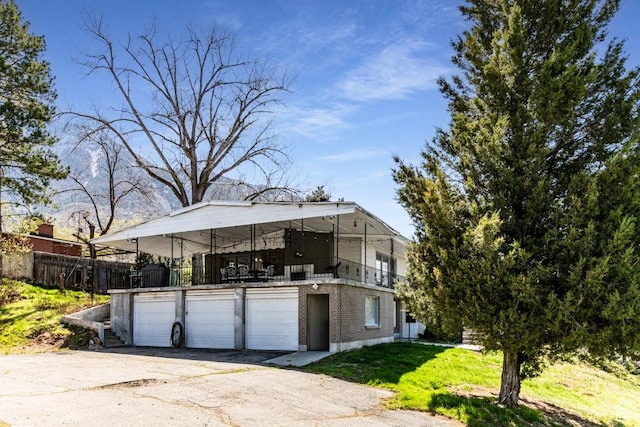 4455 S Aspen Hollow Ln, Holladay, UT 84117 - view of front of home featuring a front lawn, aphalt driveway, brick siding, a garage, and fence