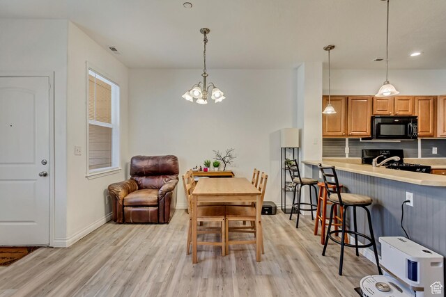 24 S 1520 W, Pleasant Grove, UT 84062 - dining space with visible vents, recessed lighting, a chandelier, light wood finished floors, and baseboards
