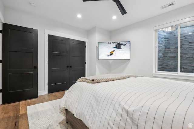 bedroom featuring wood finished floors, a ceiling fan, visible vents, and recessed lighting