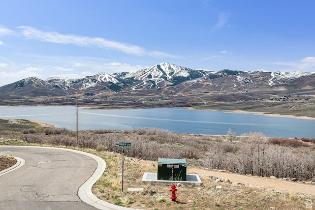 water view featuring a mountain view