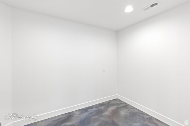 empty room with visible vents, baseboards, and recessed lighting