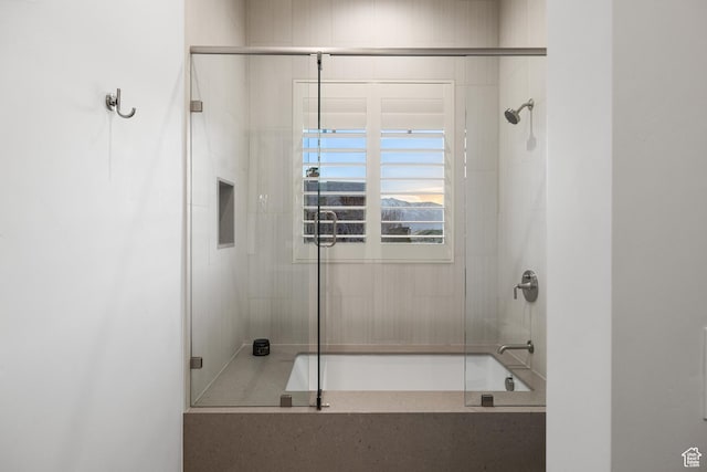 bathroom with enclosed tub / shower combo