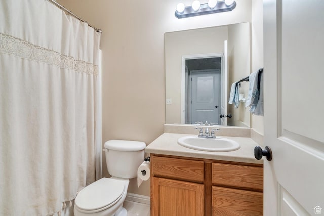full bathroom featuring toilet, curtained shower, and vanity