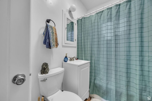 bathroom with a shower with shower curtain, vanity, and toilet