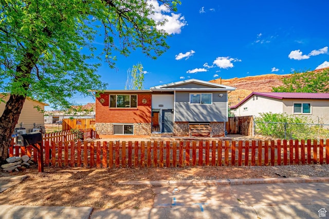 bi-level home featuring a fenced front yard