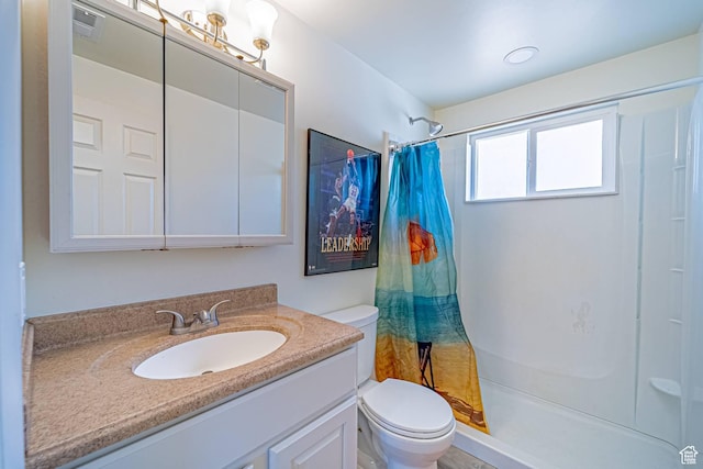524 Westwood Ave, Moab, UT 84532 - full bathroom featuring toilet, curtained shower, vanity, and visible vents