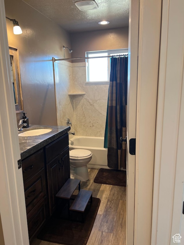 247 N 300 E, Fairview, UT 84629 - full bath with wood finished floors, toilet, vanity, shower / bath combo with shower curtain, and a textured ceiling