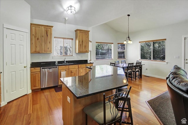 10716 N Hayes Cir, Cedar Hills, UT 84062 - kitchen featuring a sink, light wood finished floors, a kitchen bar, stainless steel dishwasher, and vaulted ceiling