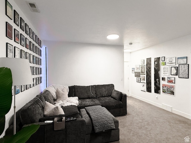 living area with baseboards, visible vents, and carpet flooring