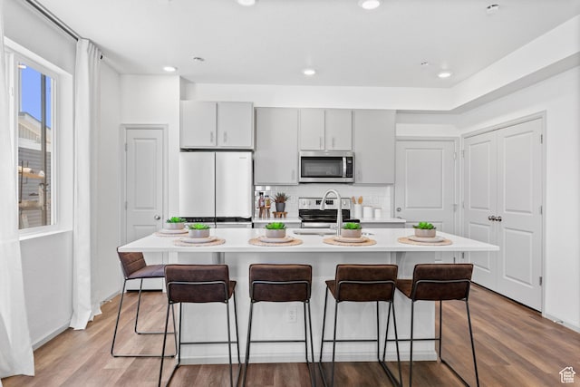 947 N Riverside Dr Unit 977, Saratoga Springs, UT 84045 - kitchen featuring stainless steel appliances, light countertops, a breakfast bar area, and tasteful backsplash