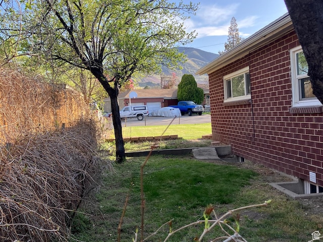 view of yard featuring a mountain view