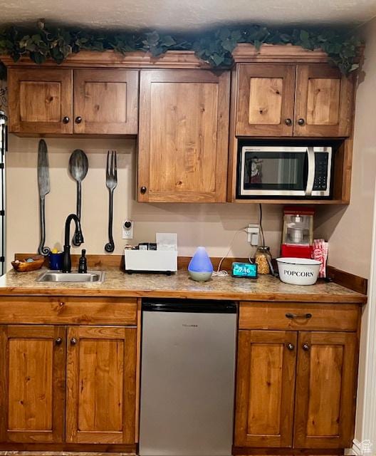 164 Park Ridge Dr, Roosevelt, UT 84066 - bar with dishwasher, a sink, stainless steel microwave, bar area, and fridge