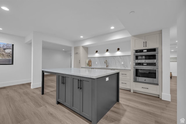 565 W Autumn Blaze, Woodland Hills, UT 84653 - kitchen with a sink, stainless steel double oven, gray cabinets, backsplash, and a kitchen island