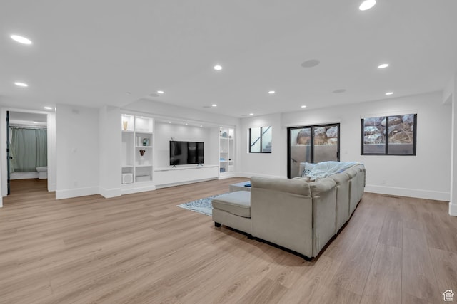 565 W Autumn Blaze, Woodland Hills, UT 84653 - living area featuring light wood-type flooring, baseboards, and recessed lighting