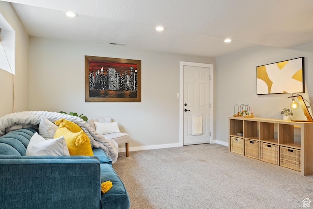 living area with visible vents, baseboards, carpet flooring, and recessed lighting
