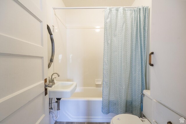 418 E 100 N, Vernal, UT 84078 - bathroom featuring toilet and shower / bath combo with shower curtain