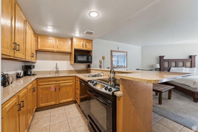 1485 S Empire Ave Unit 216, Park City, UT 84060 - kitchen with a peninsula, a sink, visible vents, black appliances, and a breakfast bar area