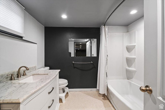 full bath featuring recessed lighting, toilet, vanity, shower / bath combo with shower curtain, and baseboards