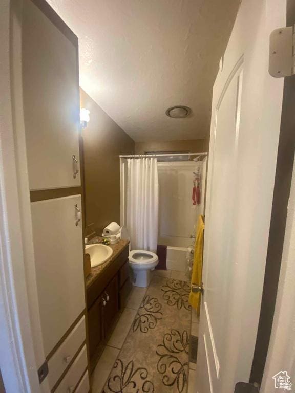 5141 W 940 S, Roosevelt, UT 84066 - full bath featuring tile patterned flooring, shower / tub combo with curtain, toilet, and vanity