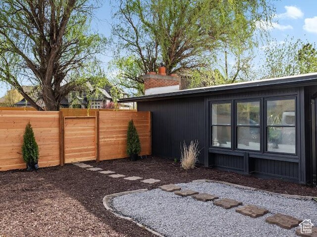 976 E Hyland Lake Dr, Murray, UT 84121 - view of yard featuring fence
